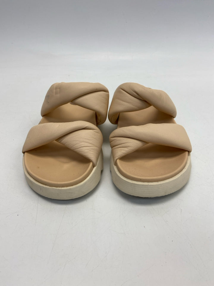 Sorel  Size 6 Peach Puffer Sandals