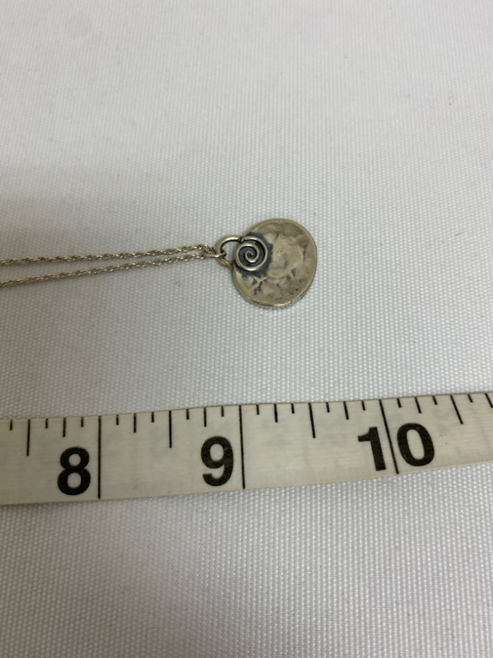 NWT Silver Oval(s) Necklace