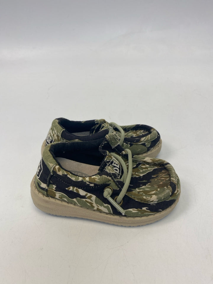 Hey Dude SIZE 5 Black Green/Cream Camouflage Boy&