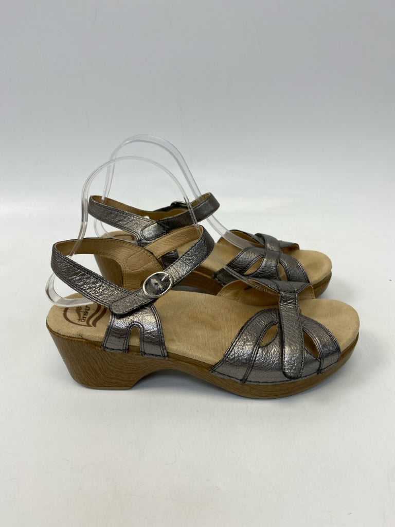 Dansko  Size 40 Silver Sandals