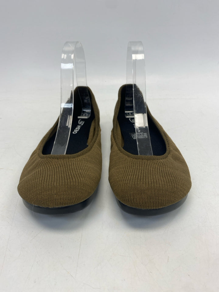 NWOT Oesh US Size 9 Brown Knit Flats