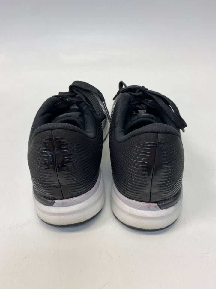 New Balance  Size 6.5 Black Lace-up Sneakers