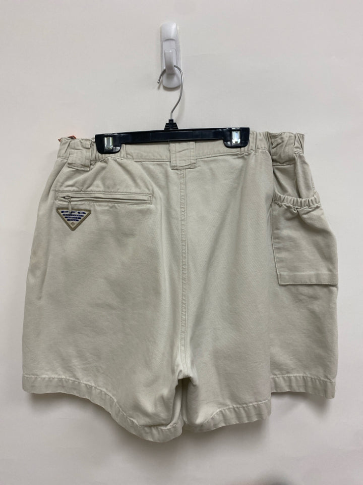 Columbia Size L Beige Cargo Ladies Shorts