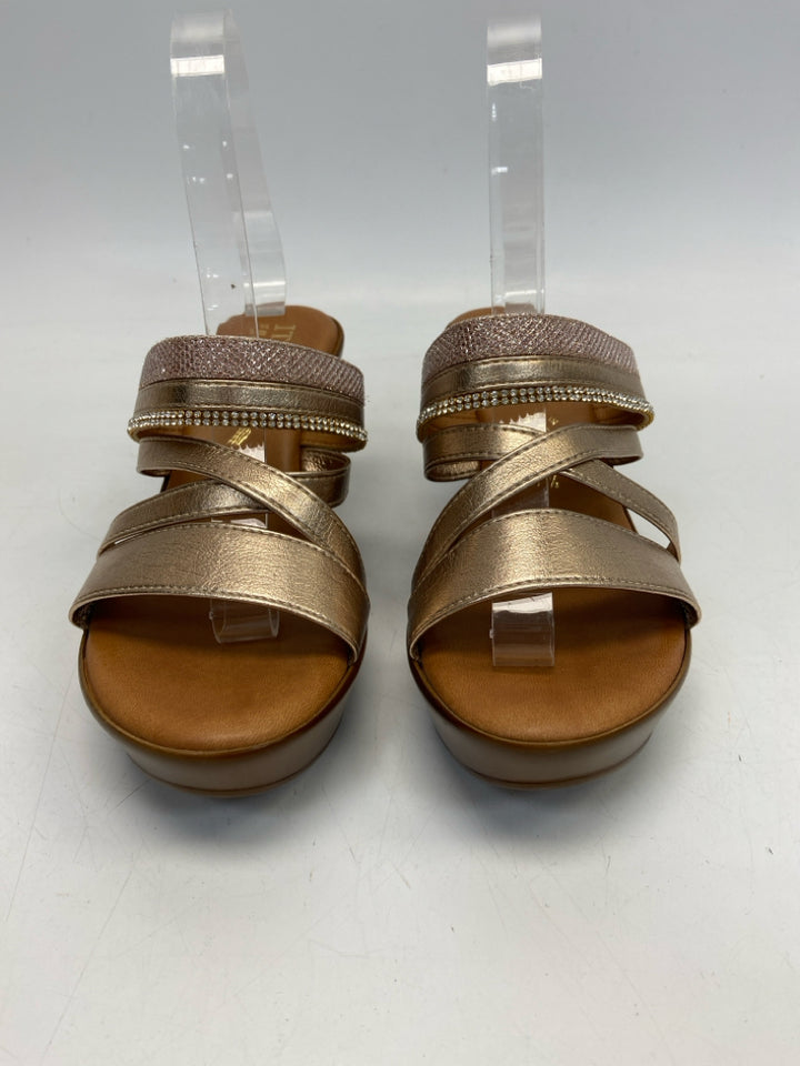 NWOT ItalianShoemaker  Size 7.5 Gold Rhinestone(s) Sandals