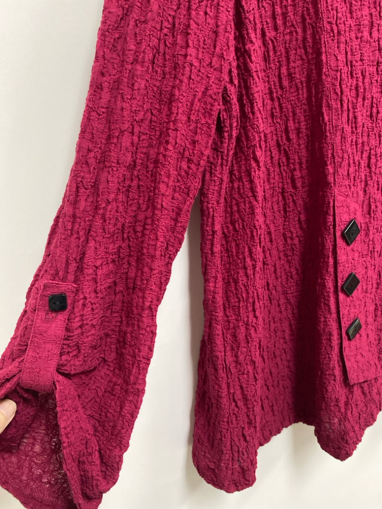 Ali Miles  SIZE  1X Raspberry Black Buttons Tunic Plus Size Top