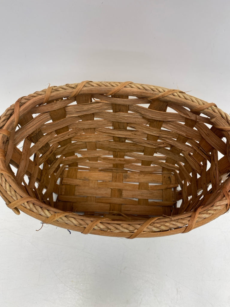 NWT Brown Blue/Multi Santa Rattan Christmas