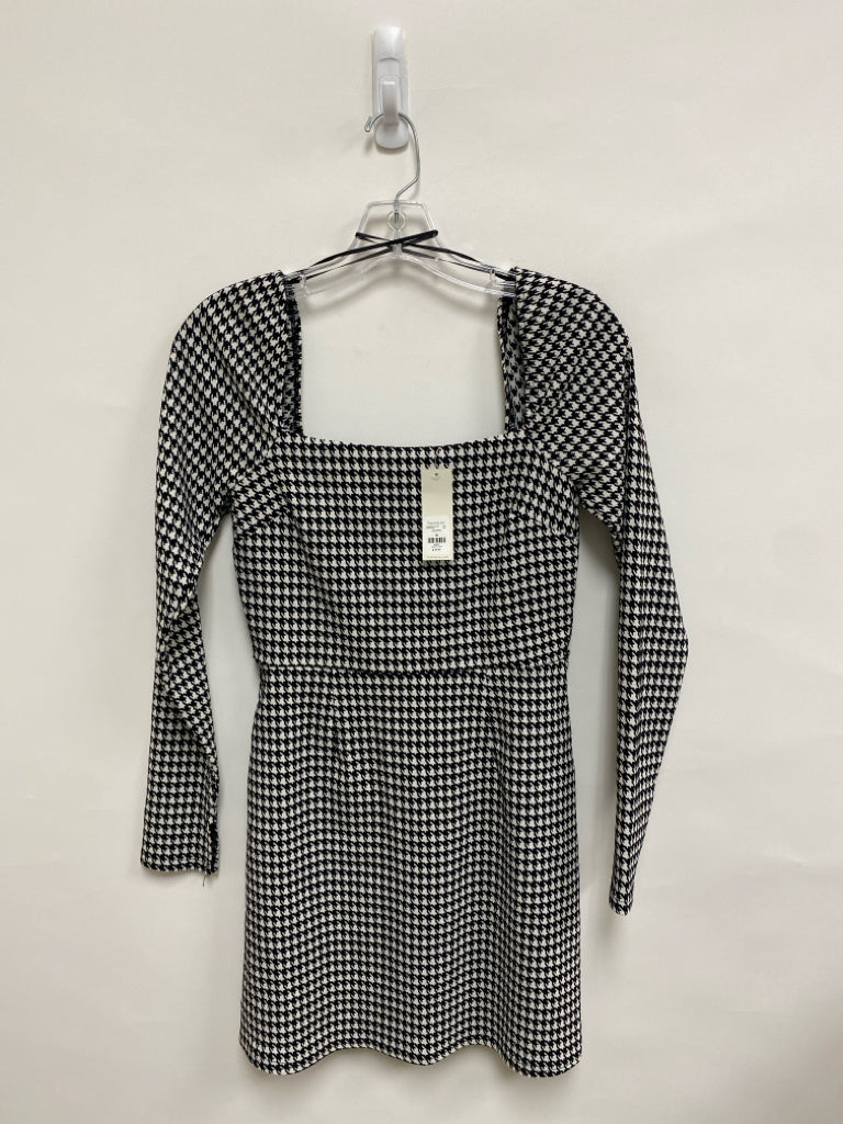 NWT Mi ami Size M White/Black Houndstooth Long Sleeve Ladies Dress