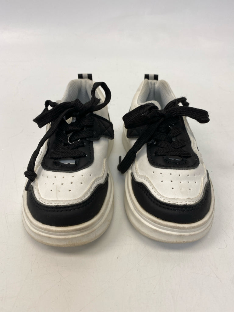 SIZE 24 White Black Lace-Up Girl&