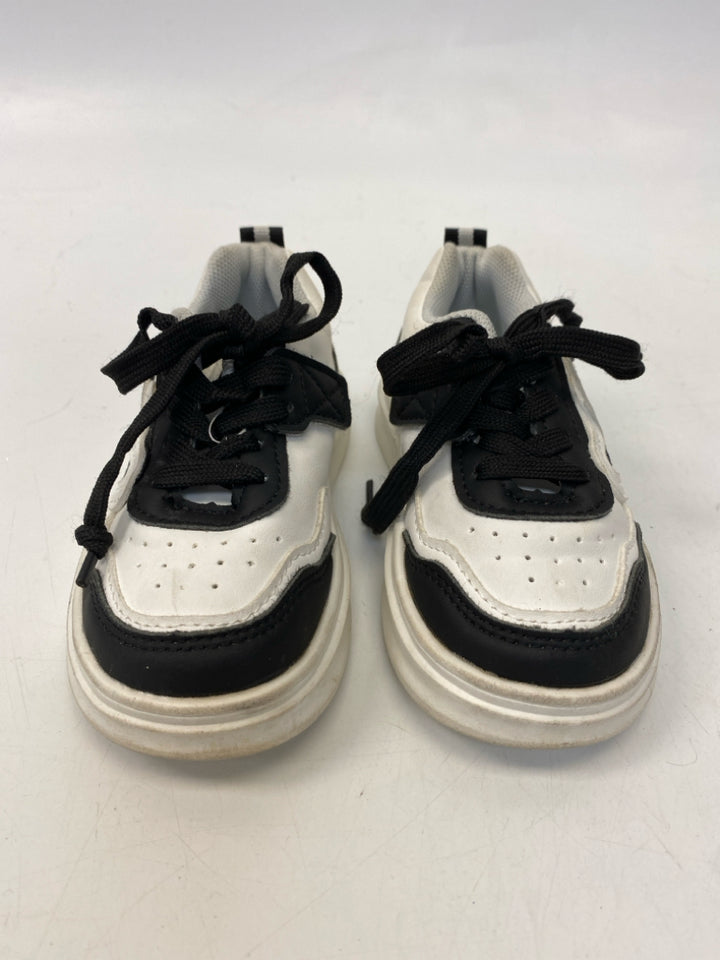 SIZE 24 White Black Lace-Up Girl&