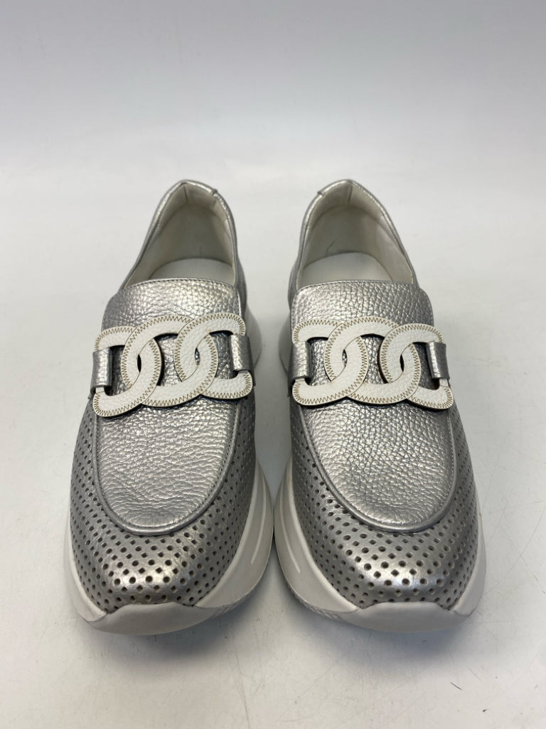 NWOT SOFTWAVES Silver Sneakers