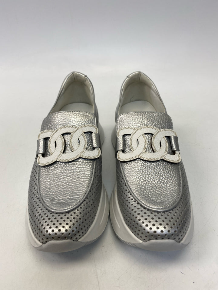 NWOT SOFTWAVES Silver Sneakers