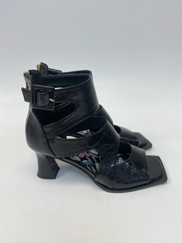 NWOT  Size 9 Black Zipper Patent Sandals