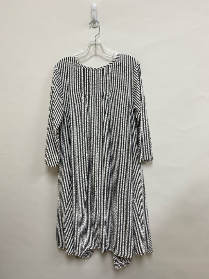 Tulip Size L White/Black Stripes Seersucker Ladies Dress