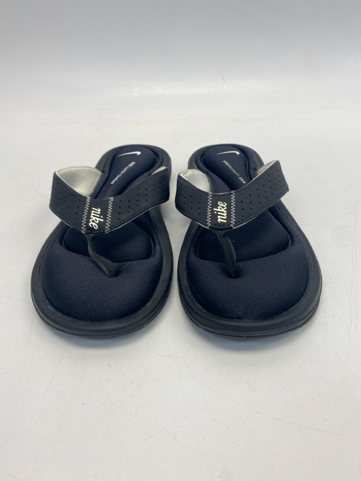 Nike  Size 9 Black Sandals