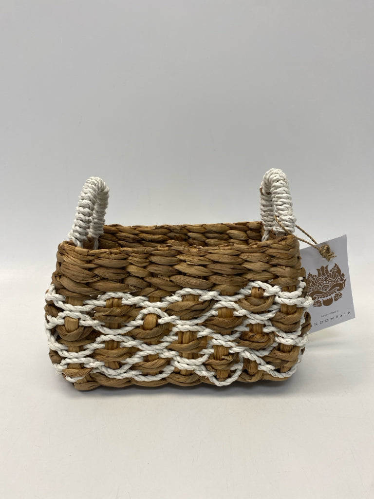 NWT Natural White Woven Basketweave Basket