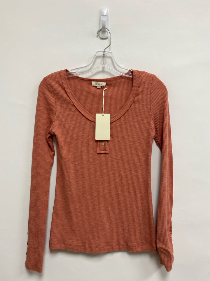 NWT La Miel Size M Terra Cotta Ribbed Henley Ladies Top