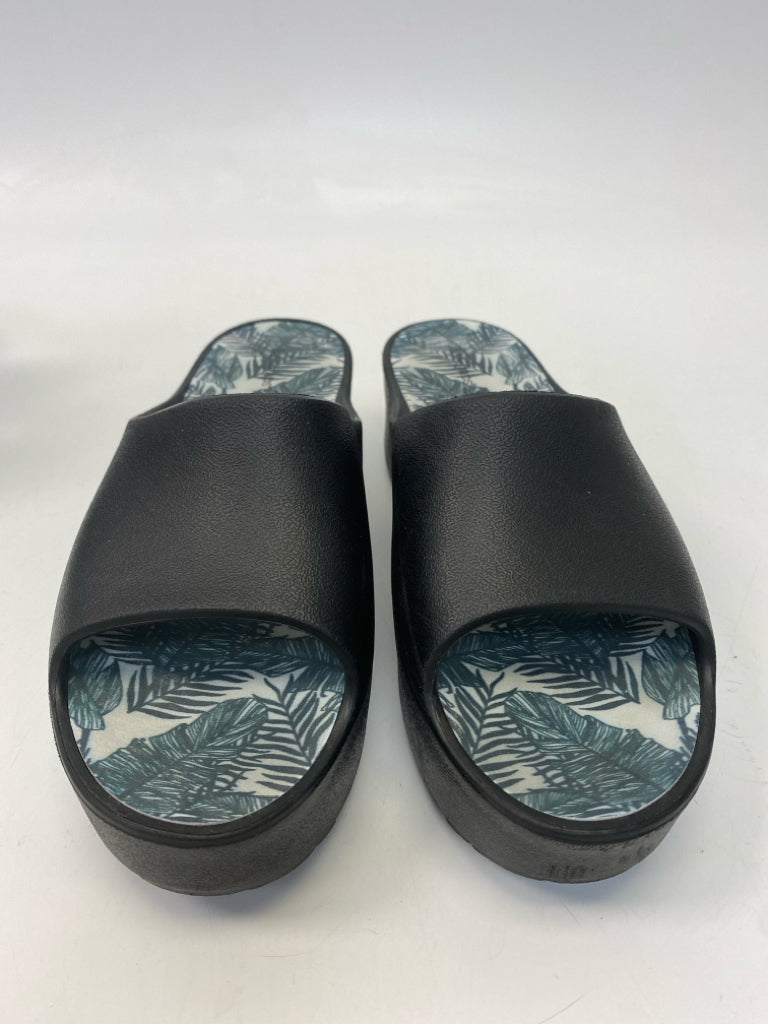 Bare Traps  Size 9 Black Sandals