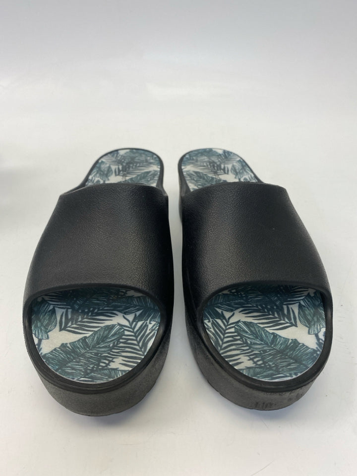 Bare Traps  Size 9 Black Sandals