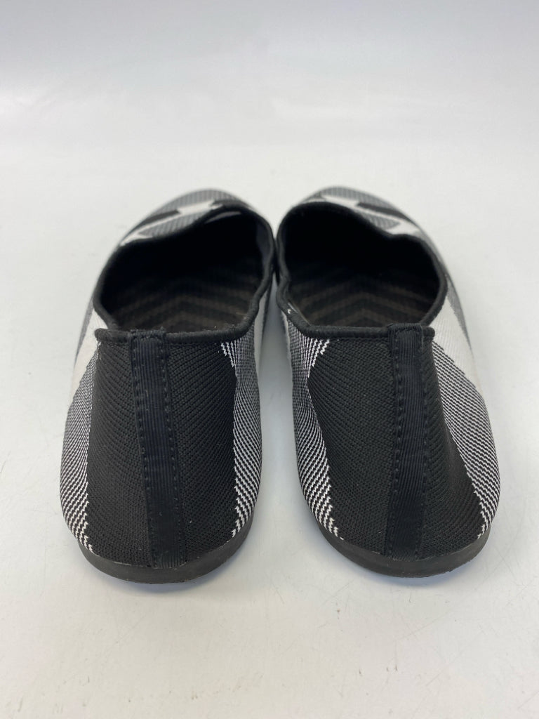 Skechers  Size 9.5 Black White Print Flats