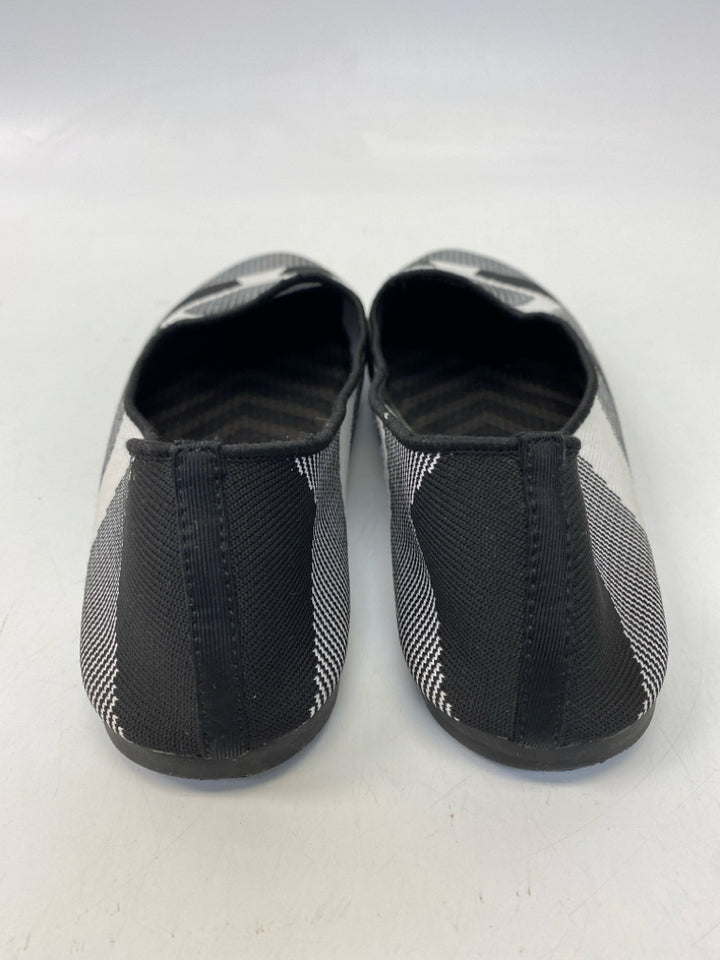 Skechers  Size 9.5 Black White Print Flats