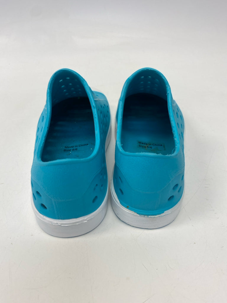 Crane SIZE 5/6 Turquoise White Perforated Girl&