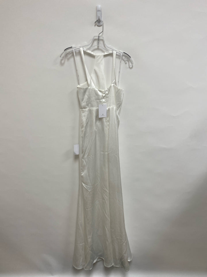 NWT LuLus Size S White Sleeveless Ladies Dress