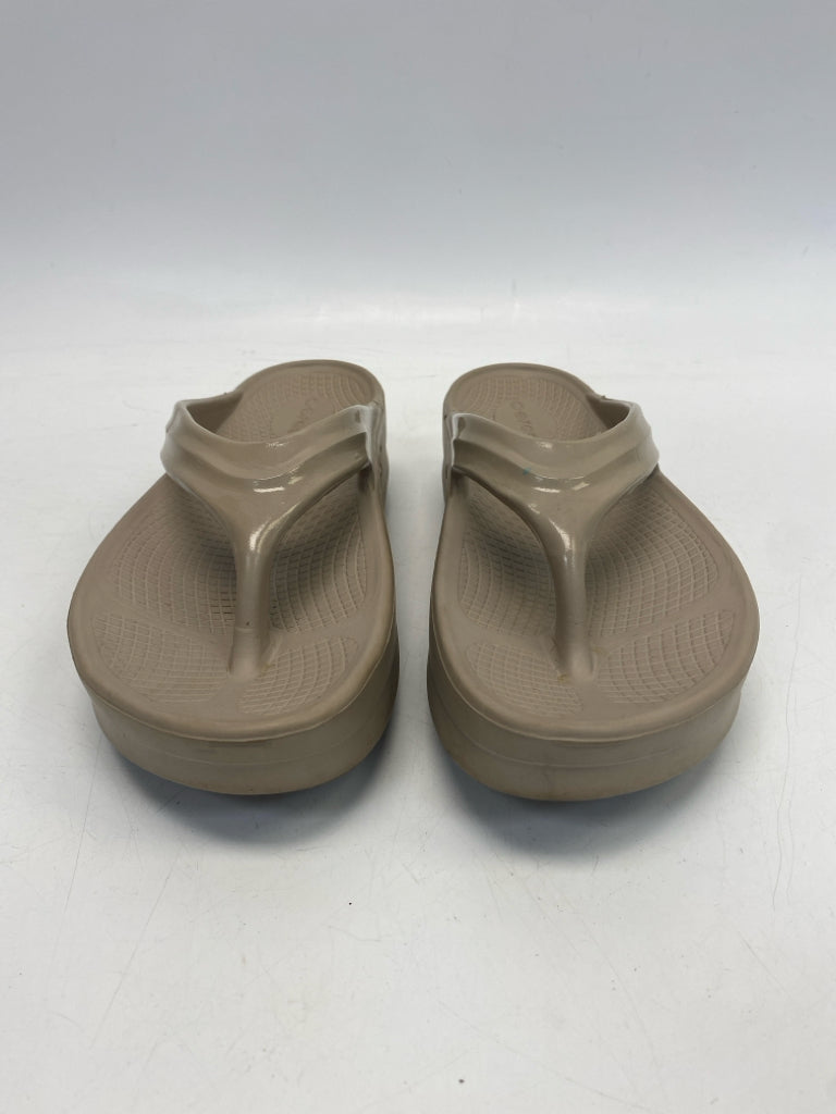 Oofos  Size 9 Taupe Sandals