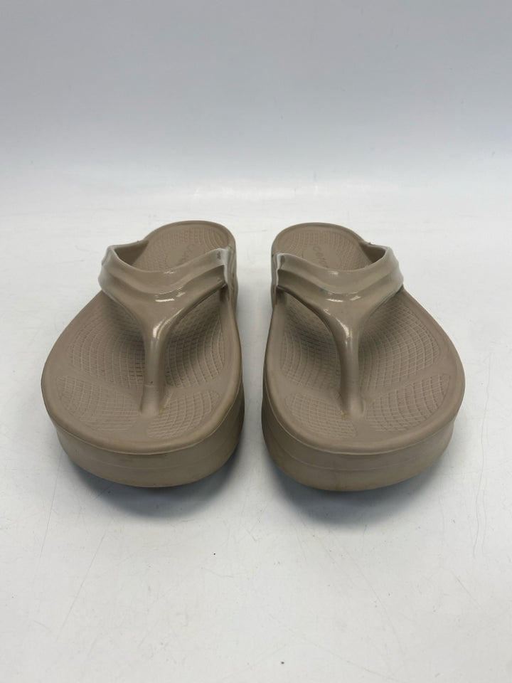 Oofos  Size 9 Taupe Sandals