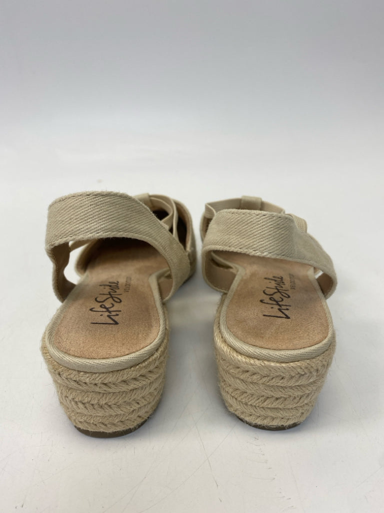 Size 7.5 Cream Bow(s) Sandals