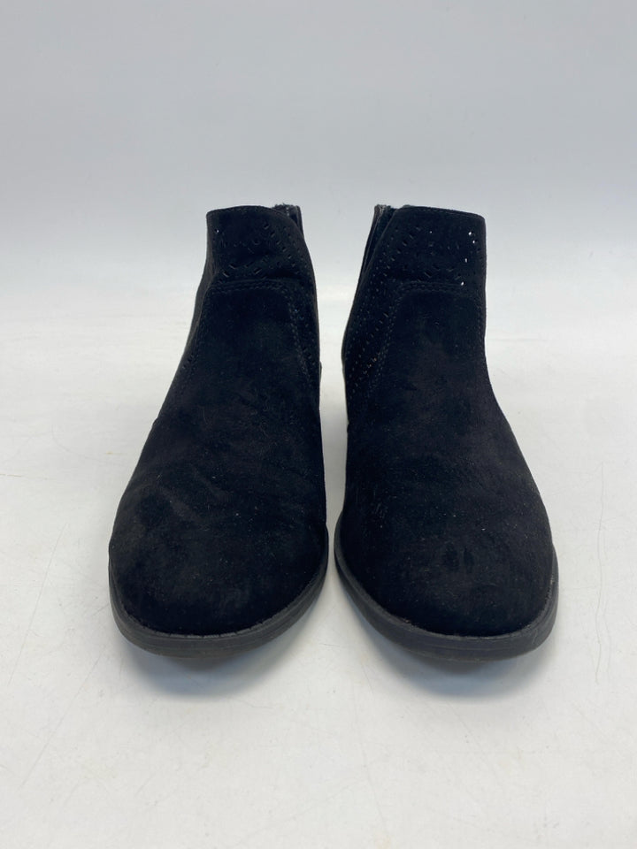 New Directions US Shoe Size 8 Black Perforated Boots