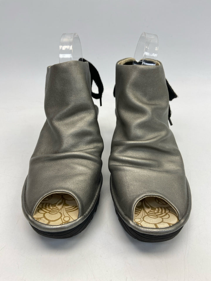 NWOT Fly London  Size 39 Pewter Sandals