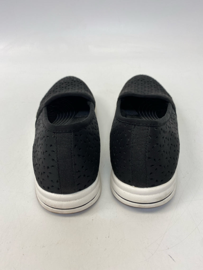 Clarks  Size 9 Black Perforated Sneakers