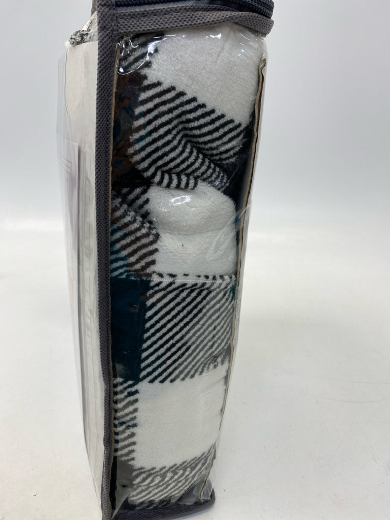 NEW/PKG Black/White Blanket