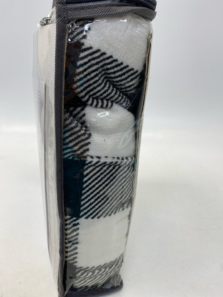 NEW/PKG Black/White Blanket