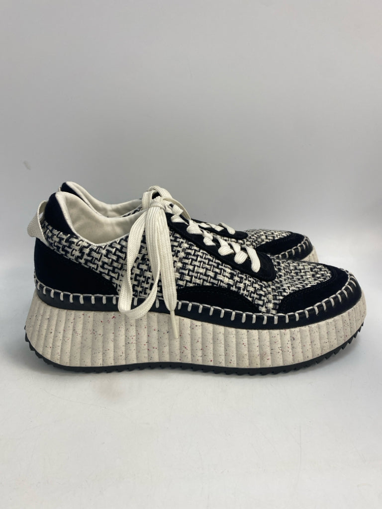 Universal Thread  Size 8.5 Black White Lace-up Sneakers