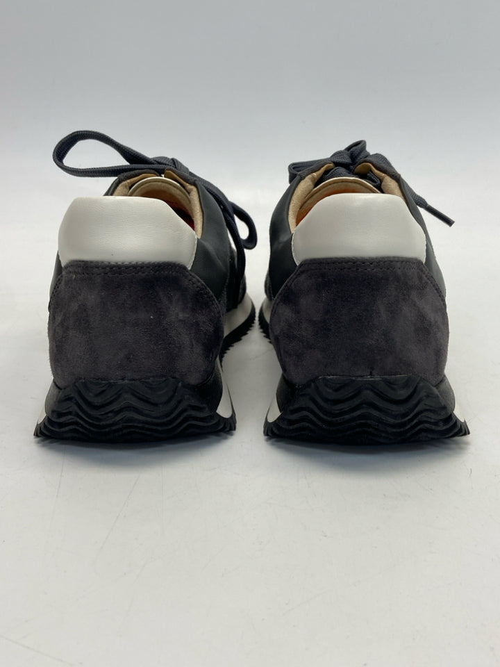 Vaneli  Size 9 Gray Lace-up Sneakers