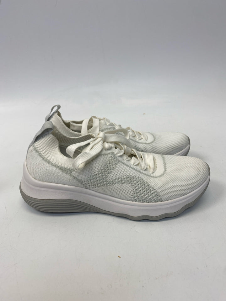 Clarks  Size 7 White Lace-up Sneakers