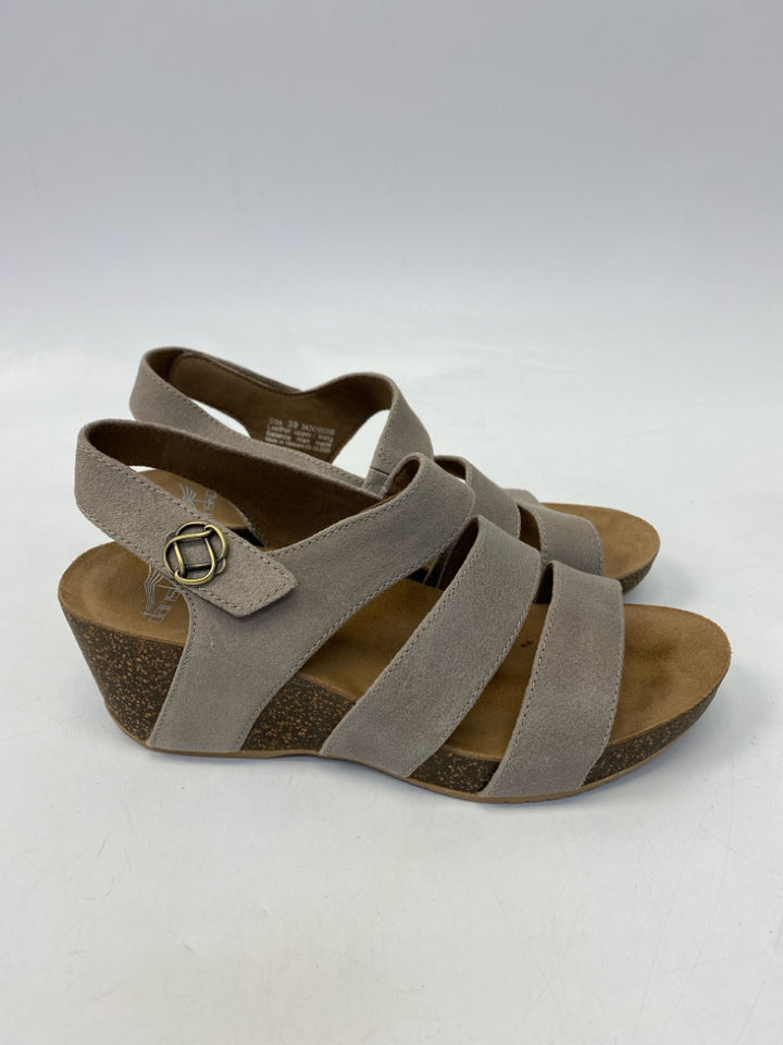Dansko  Size 39 Taupe Sandals