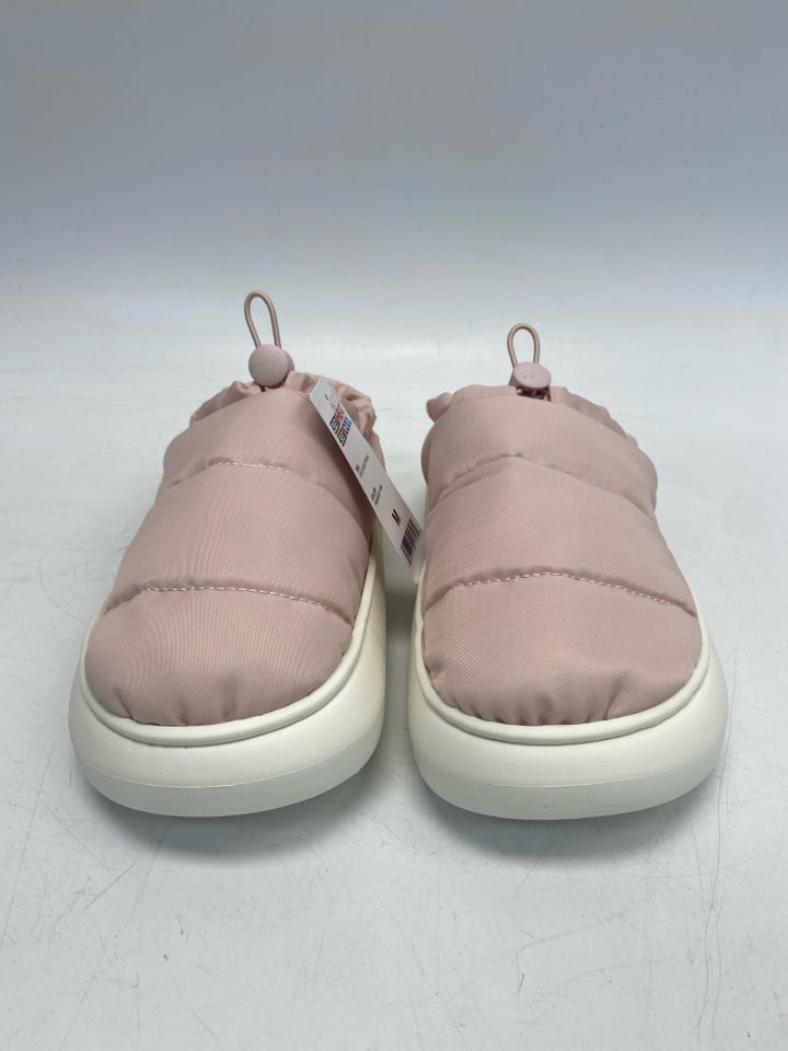 NWT 32 Degrees US Shoe Size M Pink Puffer Slippers