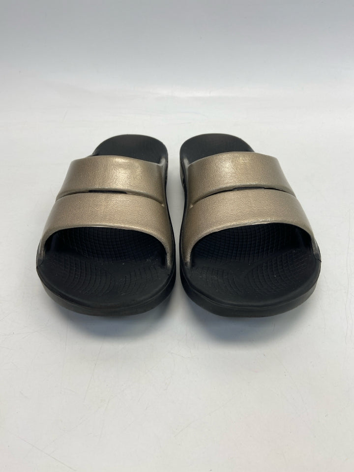 Oofos  Size 9 Dark Gold Metallic Sandals