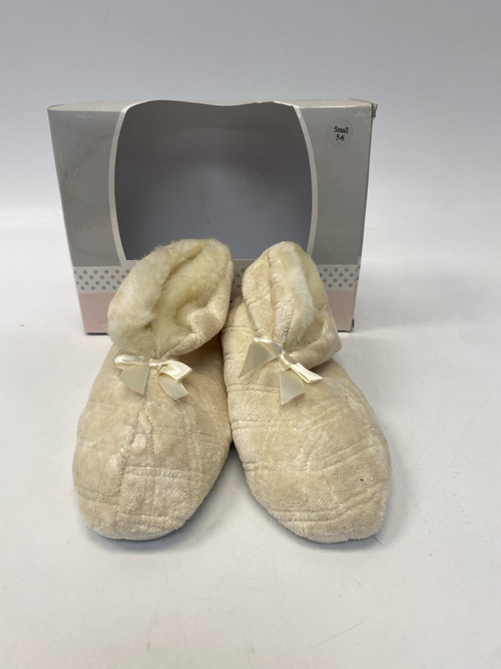 NEW/PKG  Size 5/6 Cream Slippers