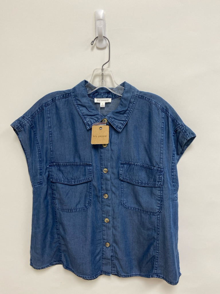NWT blu pepper Size L Blue Short Sleeve Chambray Ladies Top