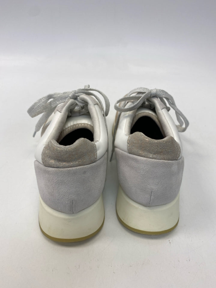 Munro  Size 9 White Tan Lace-up Sneakers