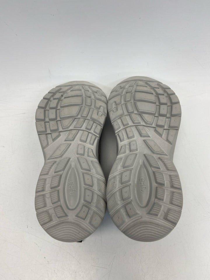 NWOT Ryka  Size 8 Gray Fabric Sneakers