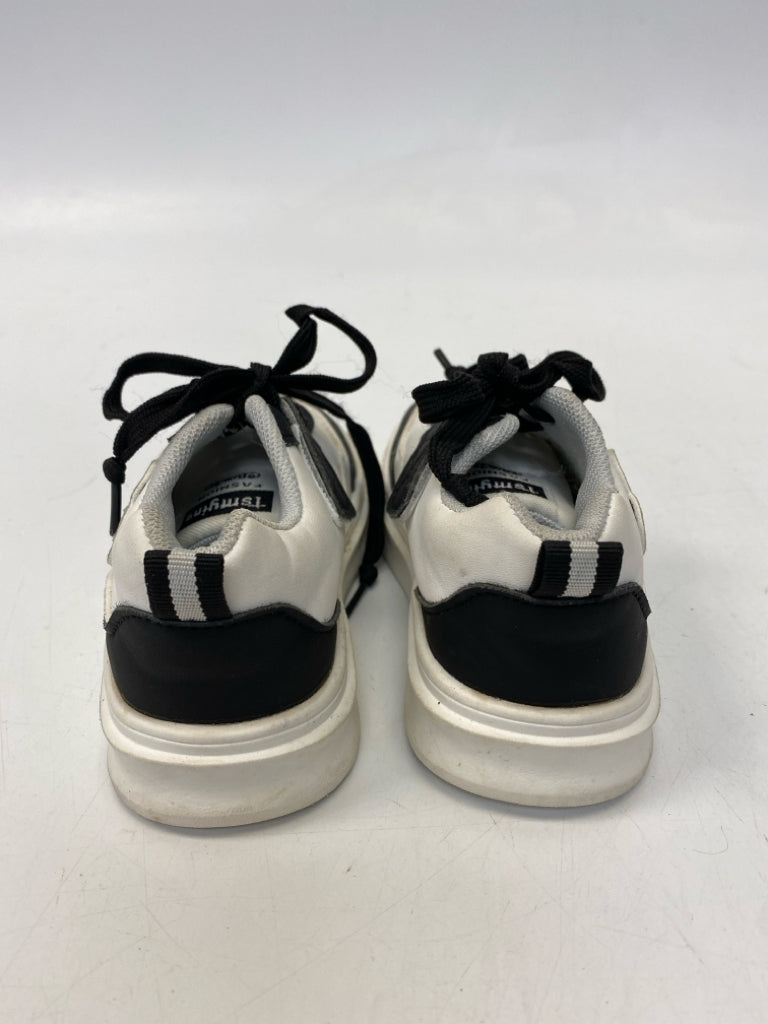 SIZE 24 White Black Lace-Up Girl&