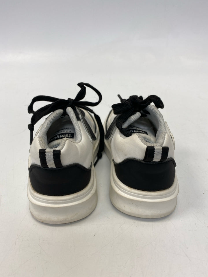 SIZE 24 White Black Lace-Up Girl&