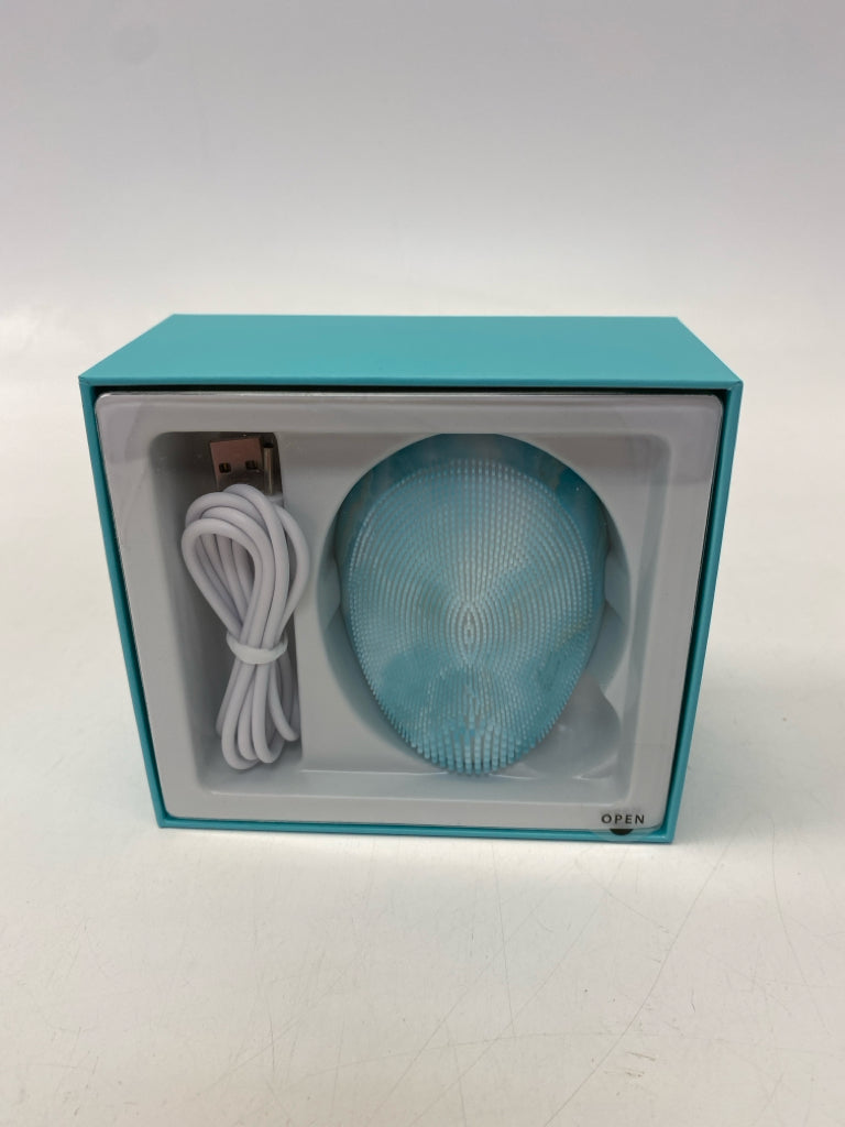 NEW/BOX blushly Facial Cleansing Brush