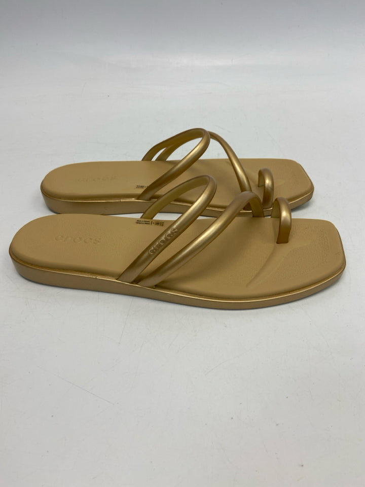Crocs  Size 8 Gold Sandals