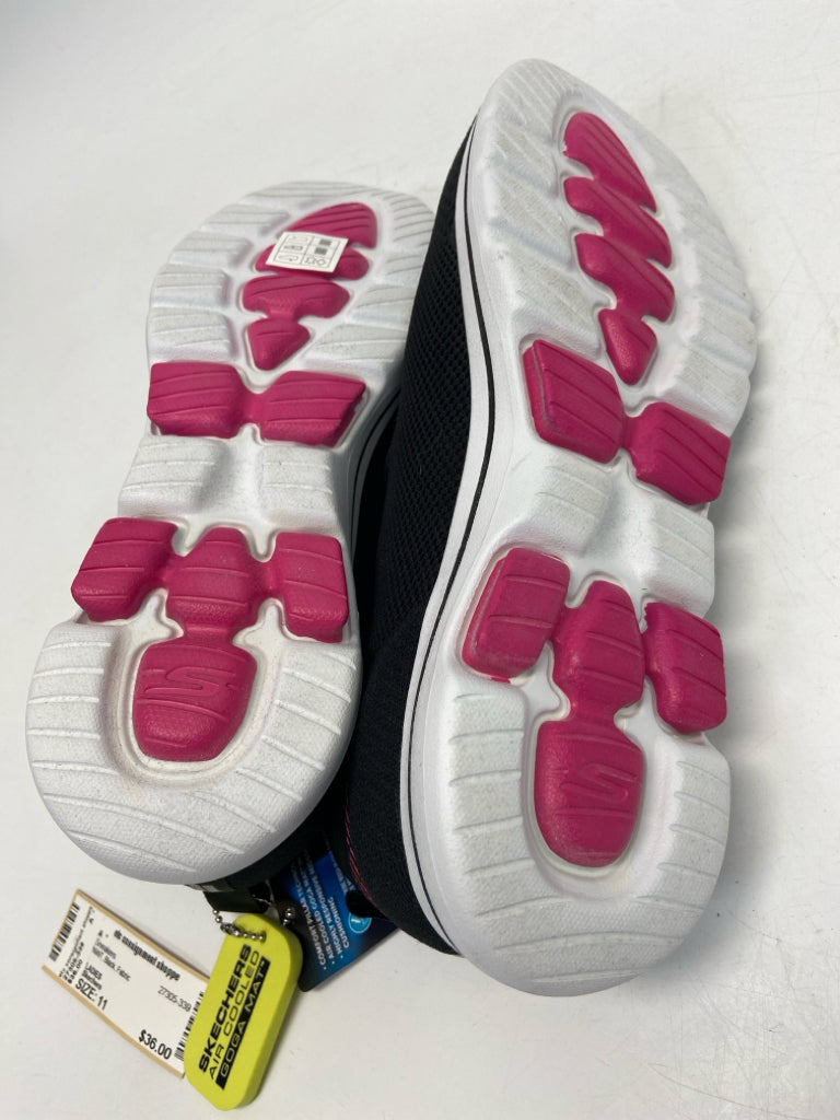 NWT Skechers  Size 11 Black Fabric Sneakers