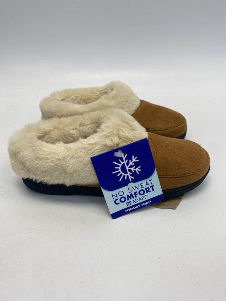NWT Dearfoams US Shoe Size S Brown Cream Slippers
